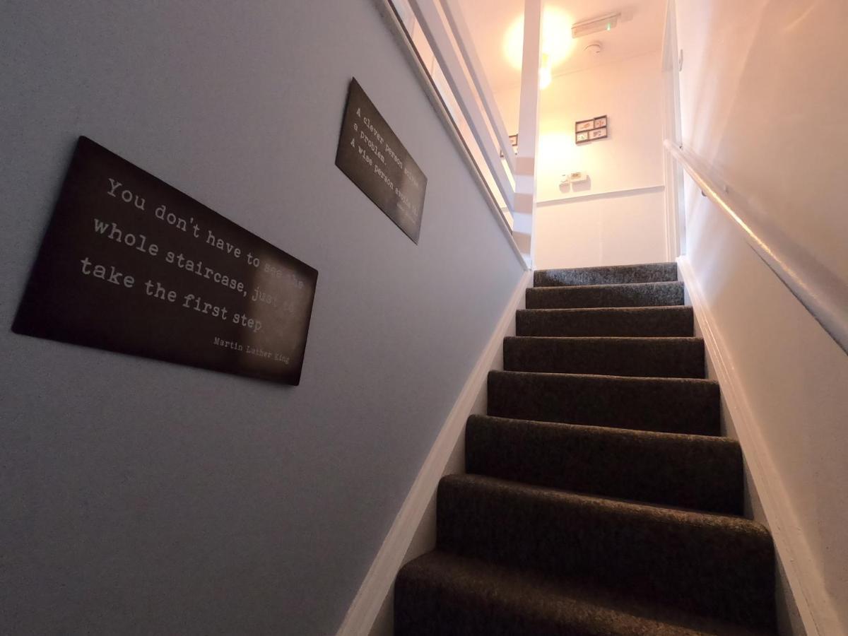ホテル Hampton House ノーザンプトン エクステリア 写真